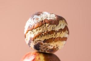 Close-up-Apfel mit Schimmel und frischem Apfel auf beigem Hintergrund - Schimmelwachstum und Lebensmittelverderb-Konzept foto