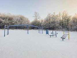 Wintersonnenuntergang im schneebedeckten Park. Saison- und Kaltwetterkonzept foto