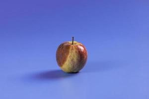 Apfel mit Schimmel und frischer Apfel im Hintergrund - Konzept für Schimmelwachstum und Lebensmittelverderb foto