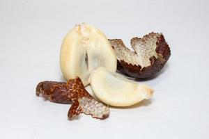 Salak-Frucht oder tropische Frucht der Schleichfrucht auf weißem Hintergrund. foto