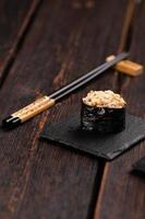 gunkan maki sushi aus fischlachs, jakobsmuschel, barsch, aal, garnelen und kaviar auf holztischhintergrund nahaufnahme. Sushi-Menü. japanisches Sushi-Set Gunkans foto