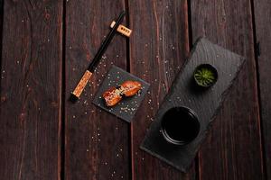 Japanisches Sushi Unagi Nigiri Sushi geräucherter Aal auf Draufsicht des hölzernen Hintergrundes foto