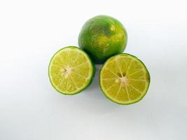 Zitrusfrüchte isoliert auf weißem Hintergrund foto