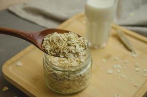 das konzept der pflanzlichen milch aus flocken. diätetische vegetarische Kost foto