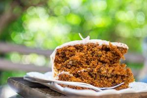 Karotten- und Mandelkuchen, traditioneller italienischer Karotten- und Mandelkuchen, Bokeh-Hintergrund foto