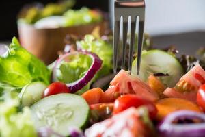 Nahaufnahme von frischem Gemüsesalat foto