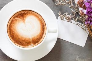 Draufsicht auf eine Latte und Visitenkarte mit Blumen foto