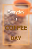 Jeden Tag ist Kaffeetag inspirierendes Zitat foto