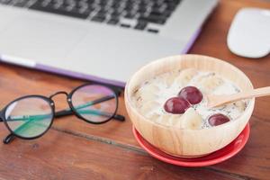 Schüssel Müsli und Gläser foto