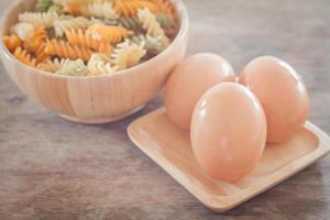 frische Eier und Nudeln