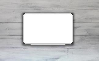 weiße Tafel auf einem weißen Holztisch foto
