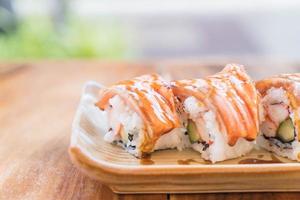 Lachs Maki mit Teriyaki-Sauce foto