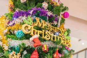 Nahaufnahme eines Weihnachtsbaumes mit Verzierungen foto