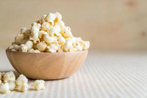 Schüssel Karamellpopcorn auf dem Tisch foto