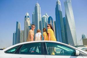 sommerautofahrt und junge familie im urlaub foto