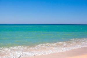 türkisfarbenes Wasser an einem perfekten tropischen Strand mit weißem Sand foto