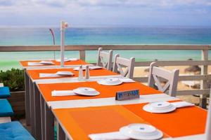 Café im Freien am Strand an der Atlantikküste foto