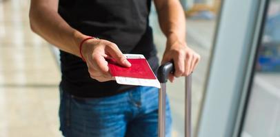 Nahaufnahme von Pässen und Bordkarte am Flughafen im Innenbereich foto