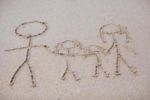 vierköpfige Familie beim Zeichnen am Strand foto