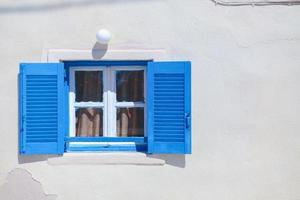 Traditionelle blaue Fenster im griechischen Stil in der Stadt Emporio, Santorini foto