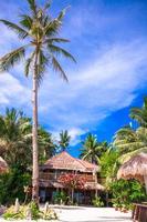 gemütliches kleines Hotel in einem tropisch-exotischen Resort am weißen Sandstrand foto