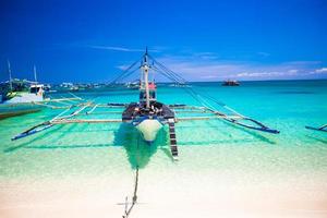 philippinisches boot im türkisfarbenen meer, boracay, philippinen foto