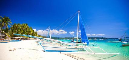 philippinisches boot im türkisfarbenen meer, boracay, philippinen foto