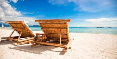 strandstühle aus holz für urlaub und sommerferien in boracay foto