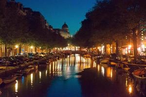 schöner kanal in der alten stadt amsterdam, niederlande, provinz nordholland. foto