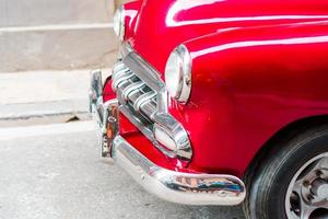 Nahaufnahme des roten klassischen Oldtimers in der Altstadt von Havanna, Kuba foto