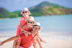 vater und kinder genießen sommerferien am strand foto