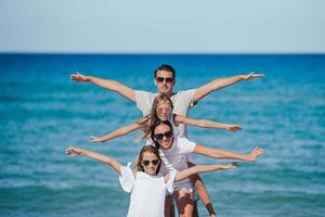 junge familie im urlaub hat viel spaß foto