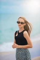 Porträt eines entzückenden Mädchens am Strand foto