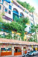 hundertwasserhaus mit garten im obergeschoss in wien, österreich foto