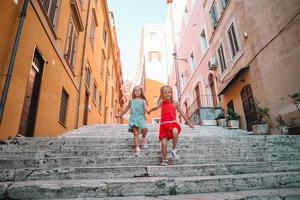 entzückende mode kleine mädchen draußen in der europäischen stadt foto