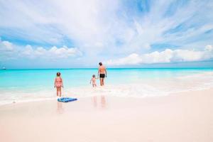 glückliche schöne familie in einem tropischen strandurlaub