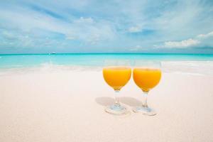 Zwei leckere Cocktails am tropischen weißen Strand foto