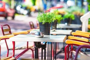 Sommer leeres Café im Freien in der touristischen europäischen Stadt foto