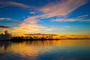 schöner bunter sonnenuntergang auf der tropischen insel auf den malediven foto