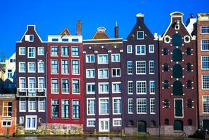 traditionelle holländische mittelalterliche gebäude in amsterdam foto