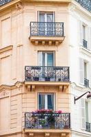 Blick auf schöne europäische Straßen und Häuser in Paris, Frankreich foto