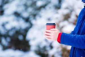 Closeup Mann trinkt Kaffee an gefrorenen Wintertag im Freien foto