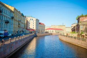 alte straßen und damm mit der newa in der stadt sankt petersburg foto