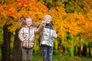 Kleine entzückende Mädchen am warmen sonnigen Herbsttag im Freien foto