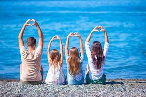 junge familie im urlaub hat viel spaß foto