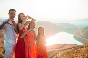 glückliche familie im urlaub in den bergen foto
