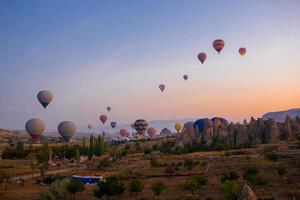 Helle Heißluftballons am Himmel von Kappadokien, Türkei foto