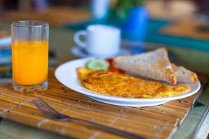 philippinisches Frühstück mit Omelett und Saft foto