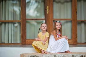 Entzückende kleine Mädchen im exotischen Sommerurlaub foto
