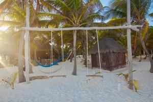 einfache Holzschaukel in einem netten Hotel an einem exotischen Strand foto